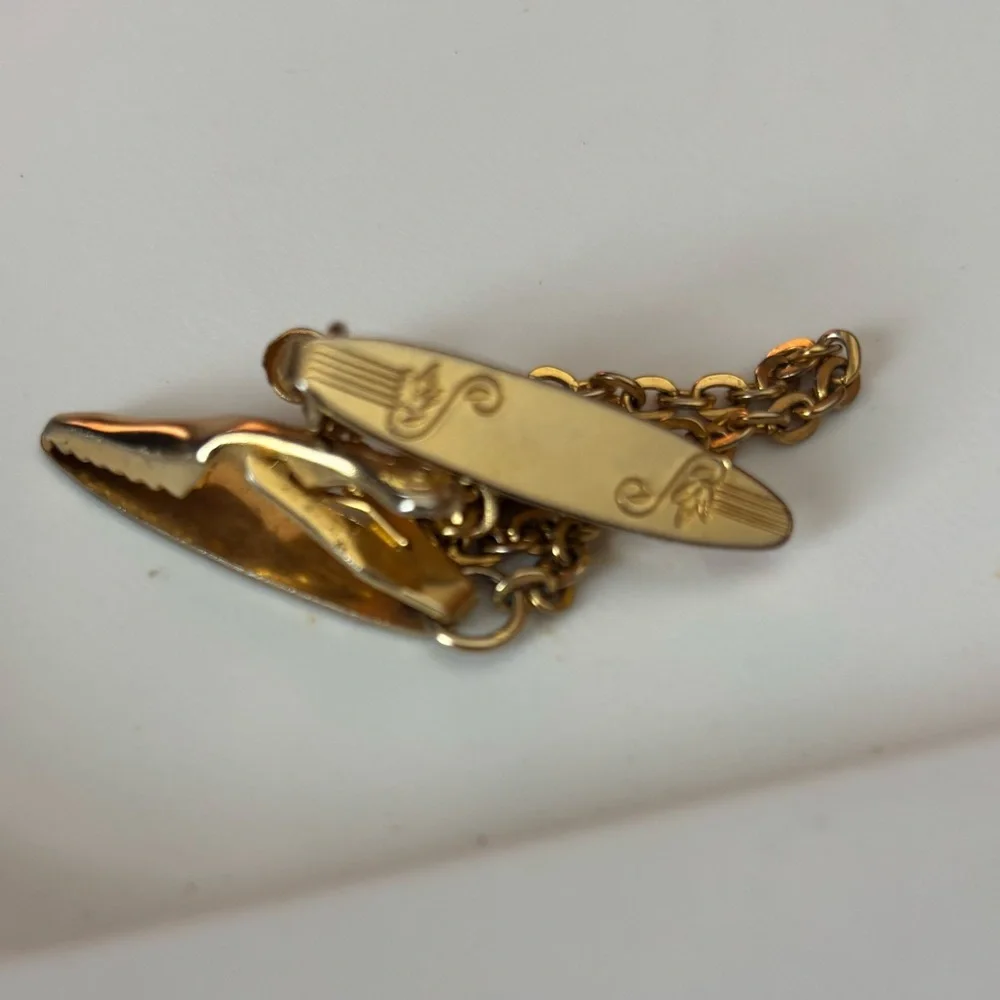 Vintage 50s Goldtone Chain Ribbed " S " Floral Sweater Guard Clip Pat # 2853761 - Picture 3 of 3